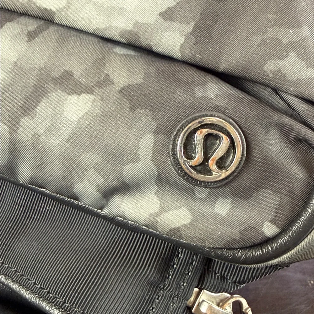 Lululemon Gym Essentials Dopp Kit Deep Coal Camo Creekside Camo Makeup Travel